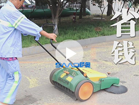 炎炎夏日，环卫工人使用手推式扫地机清扫路面
